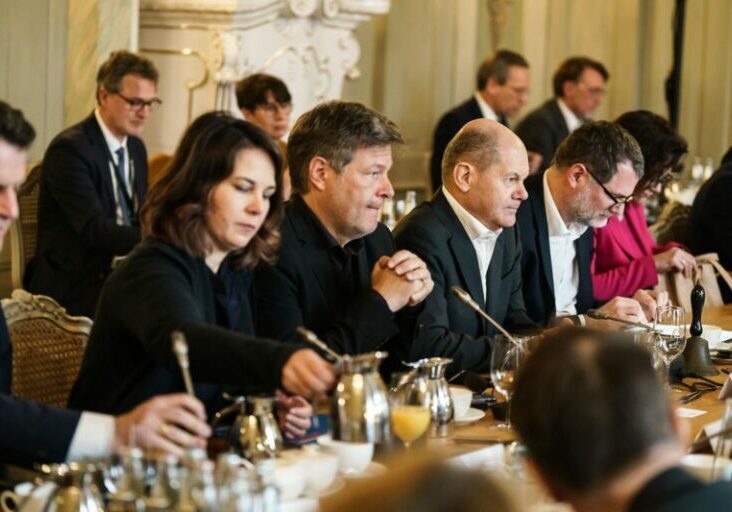 Olaf Scholz und sein grüner Regierungspartner stehen mit ihrer Flüchtlingspolitik immer stärker unter Druck. Pläne für einen schärferen Kurs wurden auf Juni vertagt. Foto: Bundesregierung/Denzel