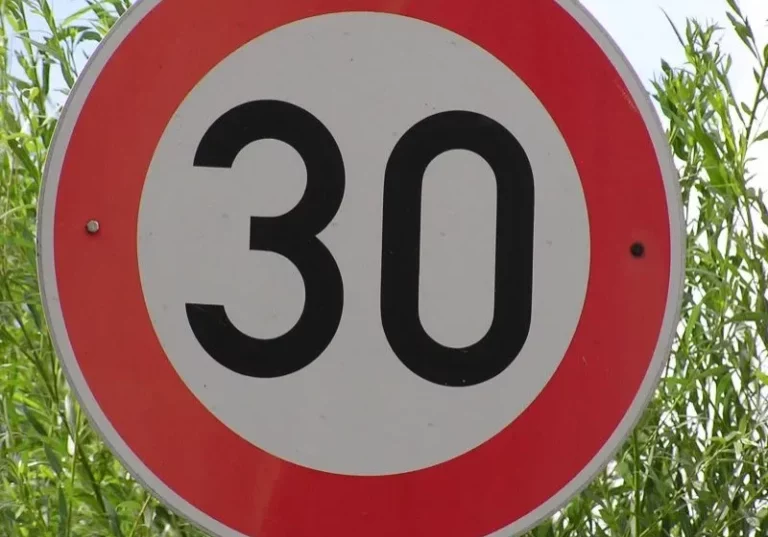 Gemeinden können in schutzbedürftigen Zonen das Verkehrstempo beschränken. Das senkt Unfälle und schützt Kinder, sagt ÖVP-Verkehrssprecher Andreas Ottenschläger. Foto: pixelio / Samy13