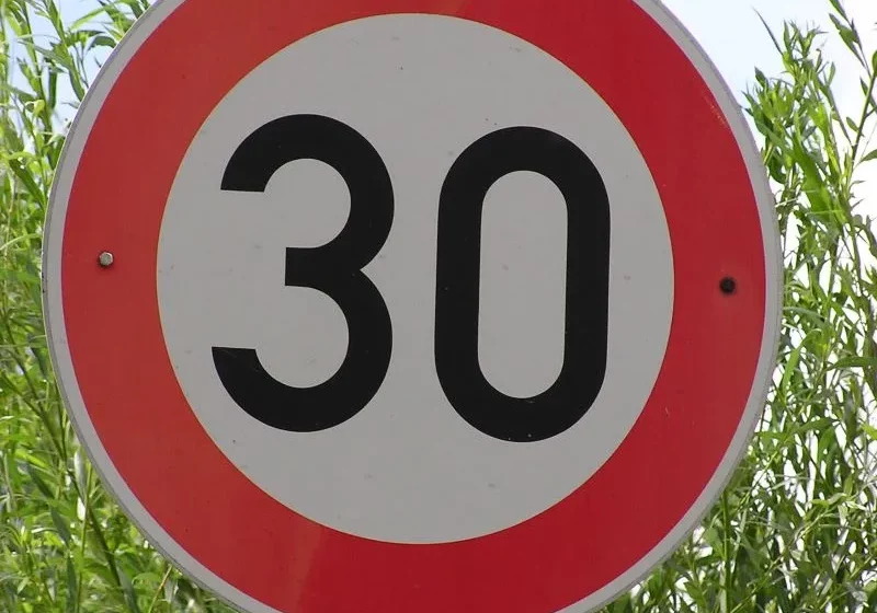 Gemeinden können in schutzbedürftigen Zonen das Verkehrstempo beschränken. Das senkt Unfälle und schützt Kinder, sagt ÖVP-Verkehrssprecher Andreas Ottenschläger. Foto: pixelio / Samy13