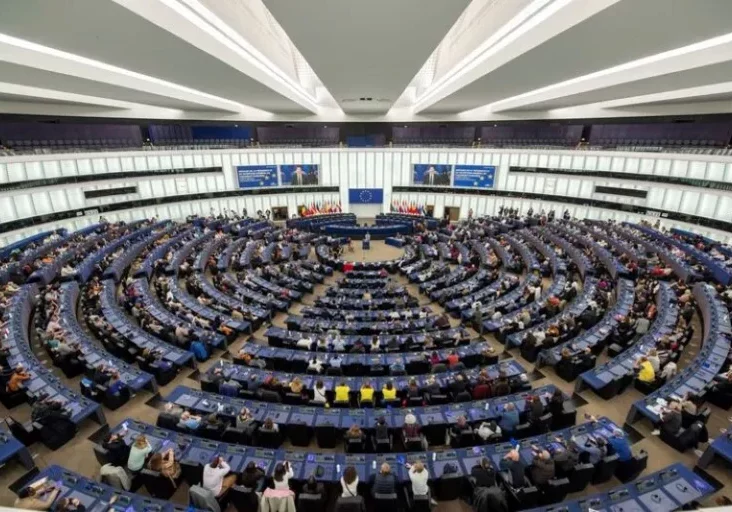 Europa - aber besser: Bei den Österreich-Gesprächen diskutieren Bürgerinnen und Bürger mit den Kandidatinnen und Kandidaten der ÖVP für Wahl zum Europäischen Parlament die Herausforderungen und die Lösungen der drängenden Themen wie Migration, Wirtschaft und Sicherheit. Bild: Gäste im Europäischen Parlament in Straßburg anlässlich des Europatages. Foto: EP