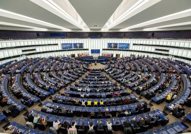 Europa - aber besser: Bei den Österreich-Gesprächen diskutieren Bürgerinnen und Bürger mit den Kandidatinnen und Kandidaten der ÖVP für Wahl zum Europäischen Parlament die Herausforderungen und die Lösungen der drängenden Themen wie Migration, Wirtschaft und Sicherheit. Bild: Gäste im Europäischen Parlament in Straßburg anlässlich des Europatages. Foto: EP