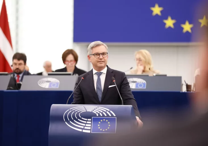 Vor dem Europäischen Parlament in Straßburg präsentierte Kommissar Magnus Brunner einen neun Punkte umfassenden Vorschlag für rasche Rückführungen abgelehnter Asylwerber. Nun haben Parlament und Rat den Vorschlag der Kommission zu beraten. Foto: EU Multimedia