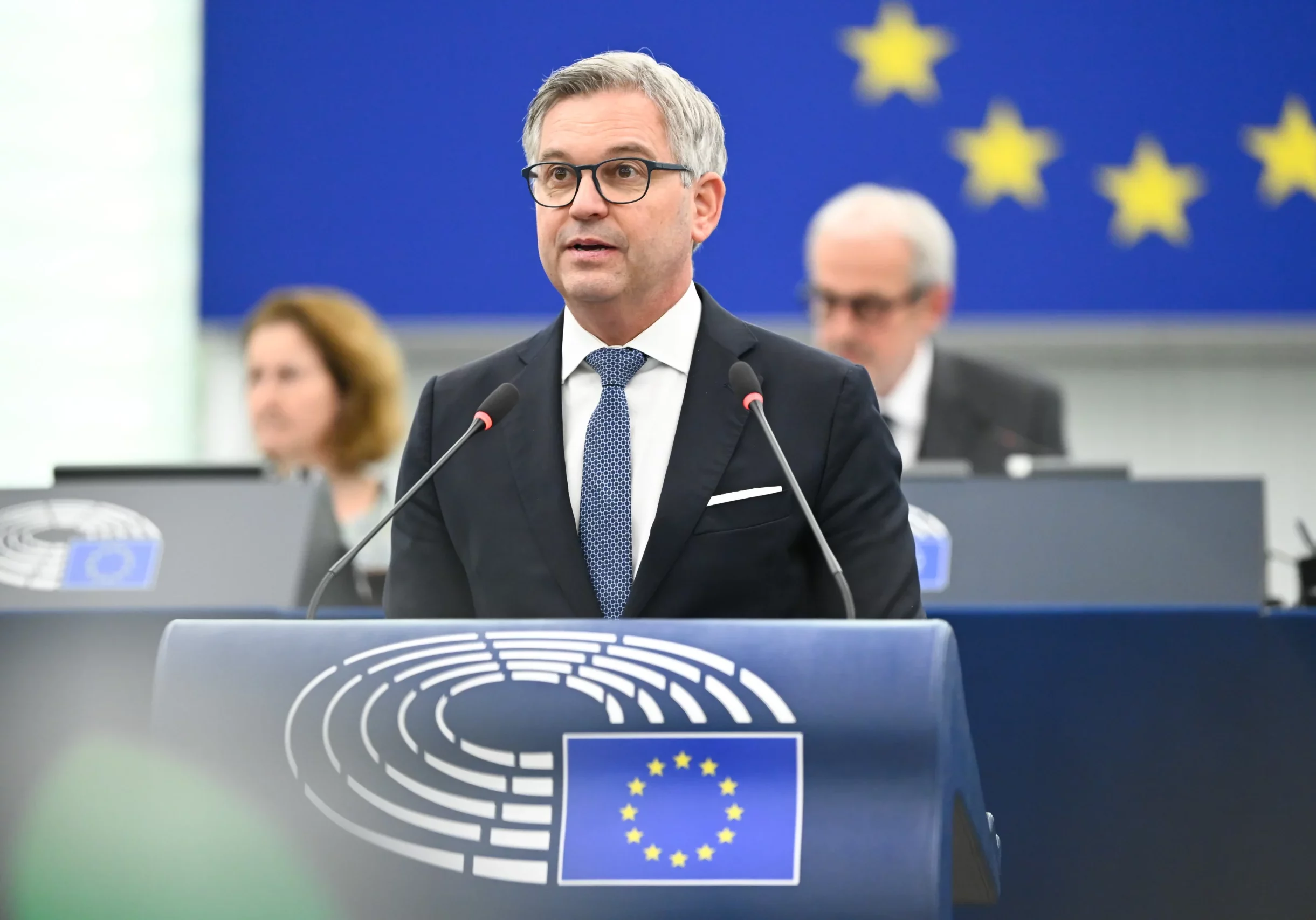 Vor dem Europäischen Parlament präsentierte der für innere Sicherheit zuständige Kommissar Magnus Brunner die Strategie ProtectEU. Foto: EU