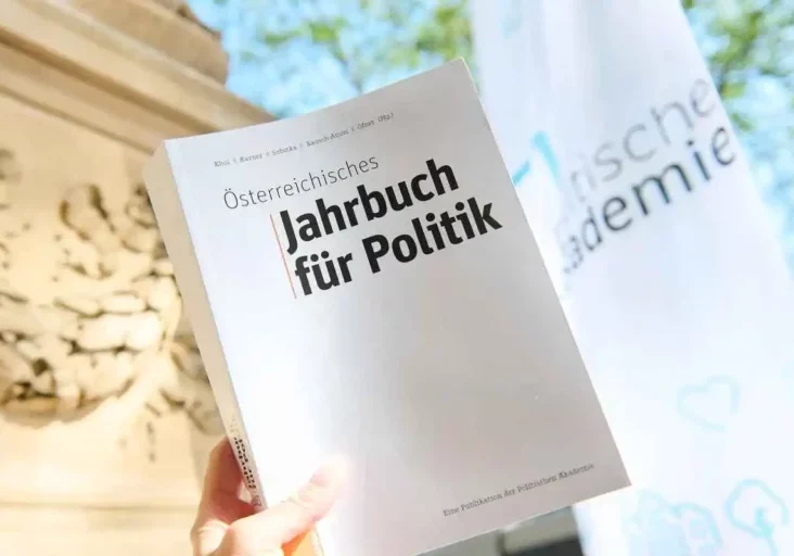 Über 600 Seiten umfasst das neue "Jahrbuch für Politik". Foto: www.campus-tivoli.at