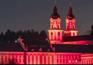 Als Zeichen gegen die Verfolgung von Christen werden am Red Wednesday 2025 die Kirchen am 19. November mit rotem Licht angestrahlt (im Bild St. Florian, 2024). Foto: Kirche in Not
