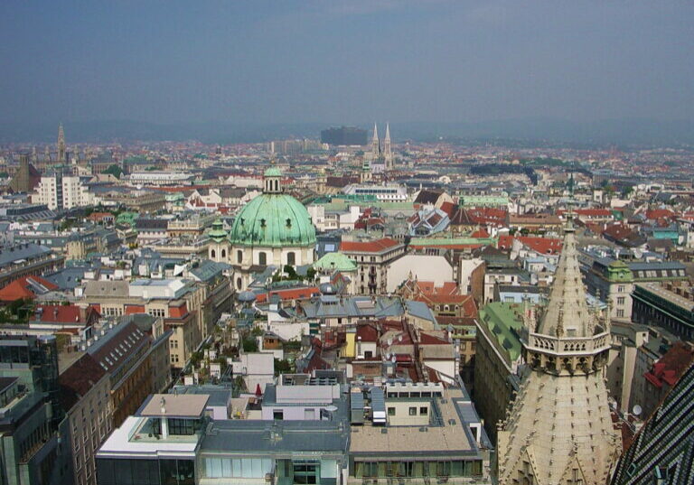 Eine Studie von EcoAustria zeigt auf, dass eine Vermögenssteuer den Mittelstand und den Tourismus wegen ihrer Immobilien stark belasten würden. Besser wären Reformen, um Innovation und Wettbewerbsfähigkeit zu stärken (Bild: Blick auf Wien); Foto: Cornerstone/Pixelio.de