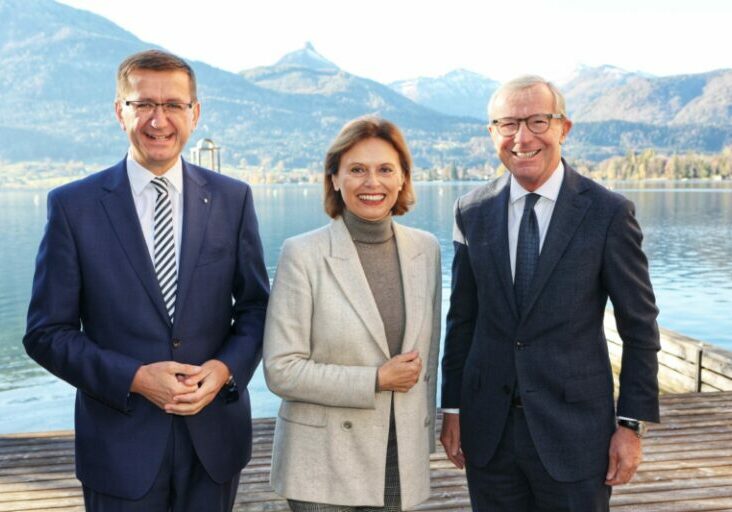 Am Dienstag präsentierten Tourismusstaatssekretärin Susanne Kraus-Winkler, Landeshauptmann Wilfred Haslauer und Landesrat Markus Achleitner die Ergebnisse der Landestourismusreferenten-Konferenz. Die Lage sei, trotz schwieriger Rahmenbedingungen gut, so Kraus-Winkler. Foto: Land OÖ / Andreas Maringer