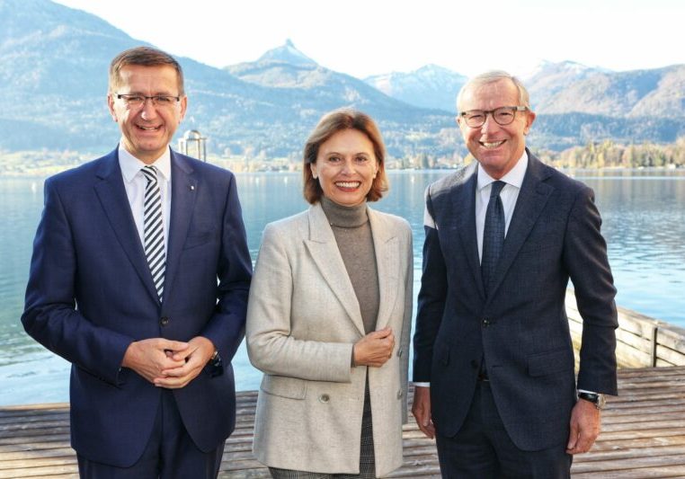 Am Dienstag präsentierten Tourismusstaatssekretärin Susanne Kraus-Winkler, Landeshauptmann Wilfred Haslauer und Landesrat Markus Achleitner die Ergebnisse der Landestourismusreferenten-Konferenz. Die Lage sei, trotz schwieriger Rahmenbedingungen gut, so Kraus-Winkler. Foto: Land OÖ / Andreas Maringer