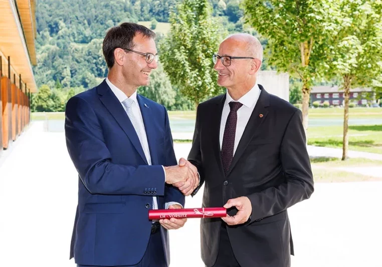 Das Staffelholz des LH-Vorsitzes hat nun das westlichste Bundesland Österreichs erreicht. LH Markus Wallner übernahm am Freitag den Vorsitz von Tirols LH Anton Mattle. Foto: Bernd Hofmeister