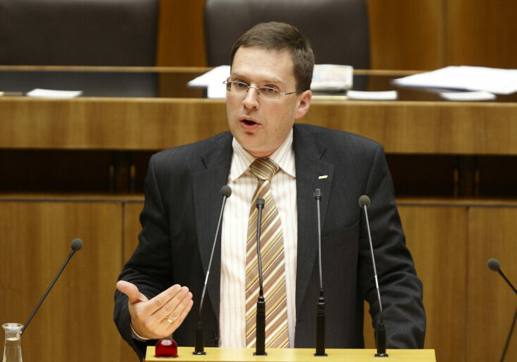 Seit 20 Jahren engagierter Parlamentarier: August Wöginger, hier am Rednerpult im Plenarsaal des Nationalrats im März 2010. Foto: Parlamentsdirektion / Mike Ranz