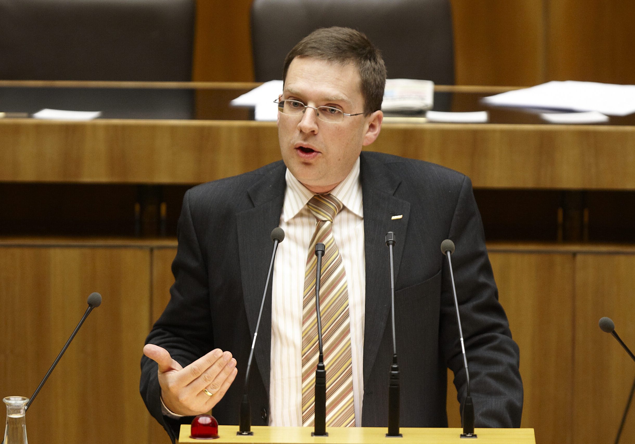 Seit 20 Jahren engagierter Parlamentarier: August Wöginger, hier am Rednerpult im Plenarsaal des Nationalrats im März 2010. Foto: Parlamentsdirektion / Mike Ranz