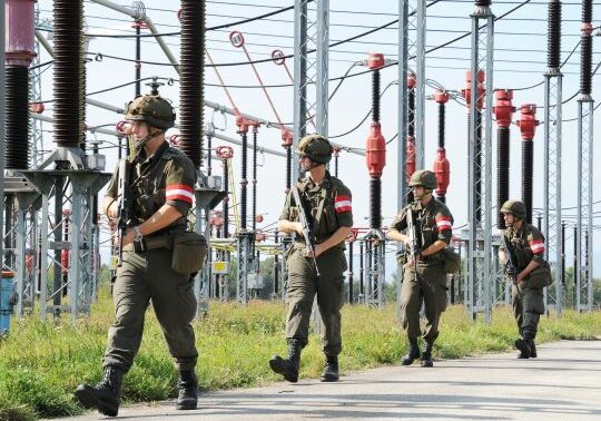 Milizsoldaten trainieren den Schutz von wichtigen Einrichtungen. Foto: Christian Johannes