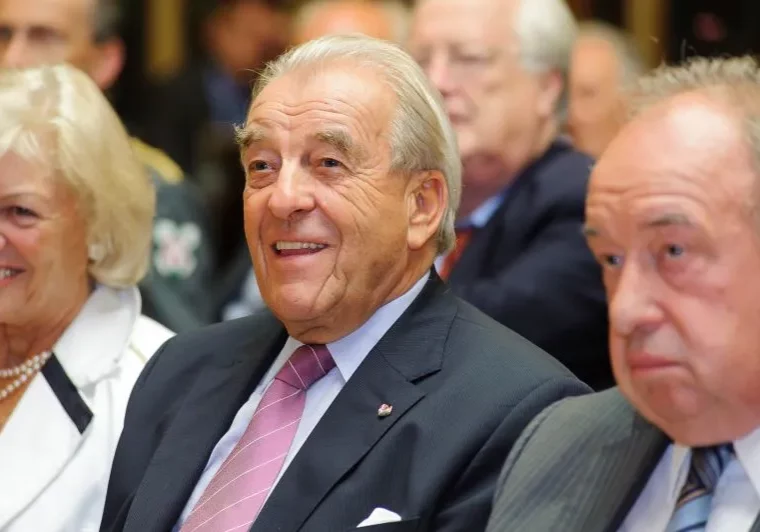 Robert Lichal ist verstorben. Für den ÖAAB würdigen Obmann August Wöginger und Generalsekretär Christoph Zarits das Leben und die Leistungen des Gewerkschafters, Ministers und Parlamentariers Robert Lichal (1932-2014). Im Bild Robert Lichal mit Ehefrau und Fritz Neugebauer im Parlament zu seinem 80. Geburtstag im Jahr 2012. Foto: Parlament / Jacqueline Godany