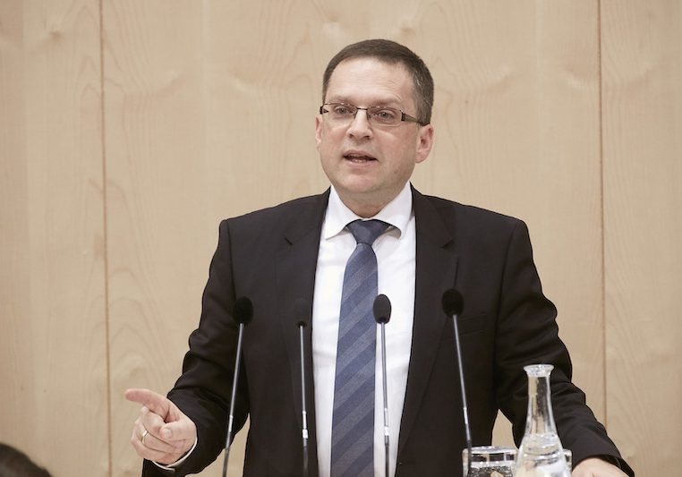 VP-Klubobmann August Wöginger erklärte bis zu 3.000 Euro als steuerfrei für Arbeitnehmerbelohnungen. Foto: Parlamentsdirektion / Thomas Topf