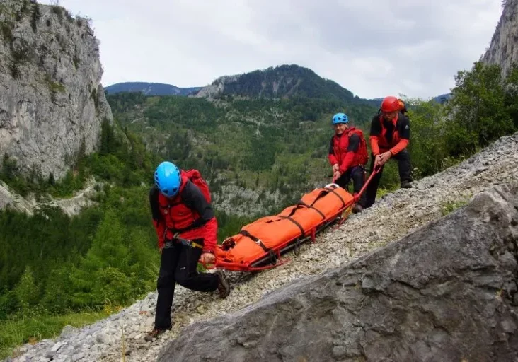 Die Rettungsorganisationen sollen krisenfester werden. Die Bundesregierung stellt jährlich 22 Mio. Euro zur Verfügung, damit entsprechende Ausrüstung angeschafft werden kann. Innenminister Gerhard Karner präsentierte mit Sozialminister Johannes Rauch das neue Förderpaket. Es geht um die Stärkung der Rettungsorganisationen, erklärte Karner. Sie sollen krisenfester werden, auch im Krisenfall – etwa einem Blackout – ihre Leistungsfähigkeit bewahren. Bis zum Jahr 2028 stellt die Regierung jährlich 22 Mio. Euro zur Verfügung, insgesamt also 110 Mio. Euro. Dies erfolgt parallel zur zusätzliche Finanzierung der Feuerwehren, für die den Ländern seit 2022 jährlich 20 Mio. Euro jährlich extra zur Finanzierung von Investitionen zur Verfügung gestellt werden. Das neue Paket für die Blaulicht- und Rettungsorganisatione gliedert sich in drei Teile: 18. Mio. Euro stehen den Rettungsorganisationen in den Bundesländern zur Verfügung 2 Mio. Euro gehen an die Dachverbände dieser Organisationen, um die länderübergreifende Arbeit zu fördern. 2 Mio. Euro erhält der Zivilschutzverband, um die Eigenvorsorge der Bevölkerung zu stärken. Die Förderungen und Investitionen werden größtenteils über die Bundesländer vorgenommen. Eine Richtlinie zur Verwendung dieser Mittel soll sicherstellen, dass die beschaffte neue und zusätzliche Ausrüstung zwischen den Organisationen kompatibel ist, also zusammenpasst und gegebenenfalls wechselseitig genutzt werden kann. Bundeskanzler Karl Nehammer und Bundesminister dankten zuzgleich den Rettungs- und den Freiwilligenorganisationen für deren Einsatz anlässlich der jüngsten Hochwasser und Erdrutsche.