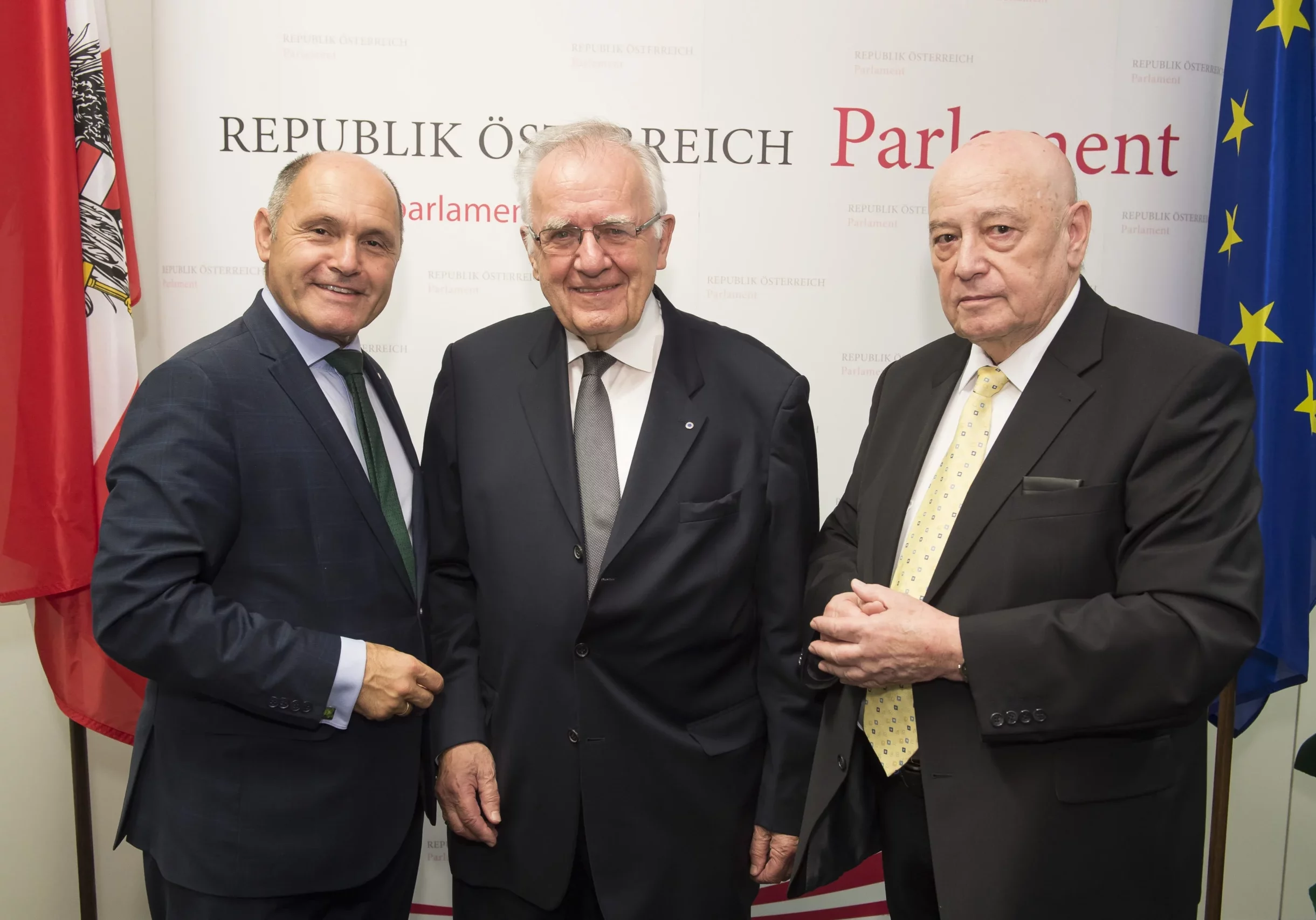 Dank und Anerkennung für Jahre als Generalsekretär des Europarates: Walter Schwimmer mit Nationalratspräsident Wolfgang Sobotka und Reg.Rat Anton Salesny am 24. Oktober 2018 im Parlament in Wien. Foto: Thomas Jantzen