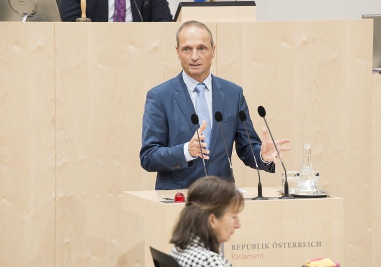 Verfassungssprecher und VP-Abgeordnete Wolfgang Gerstl fordert den SP-Abgeordneten Kai Jan Krainer auf, wieder zur Sachlichkeit zurückzukehren. Foto: Parlamentsdirektion / Thomas Jantzen