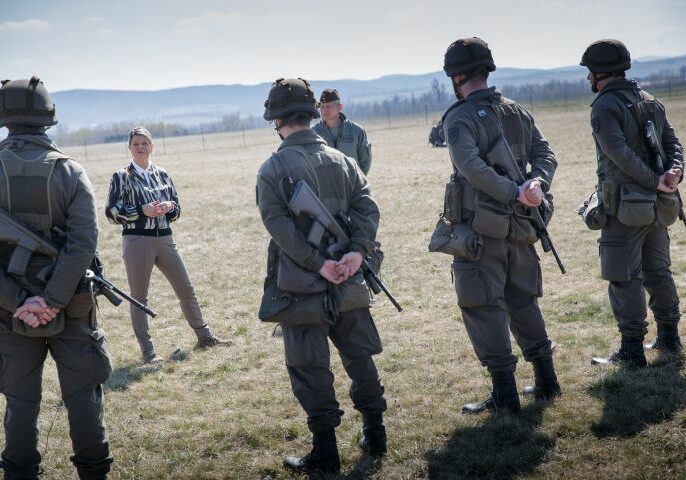 Verteidigungsministerin Klaudia Tanner im Gespräch mit Rekruten in Langenlebarn, Anfang April 2020. Foto: BMLV
