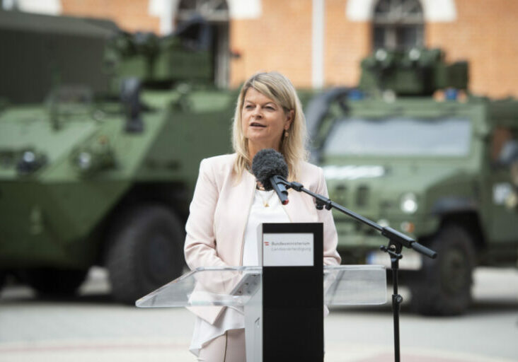 Neue Sicherheitsstrategie: Verteidigungsministerin Klaudia Tanner (Bild Juni 2022) legte dem Landesverteididungsausschuss des Nationalrats eine Jahresvorschau 2023 auf Basis der EU-Programme vor. Foto: BMLV/Carina Karlovitz
