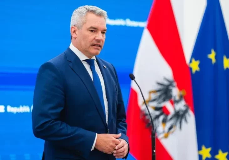 Vier Punkte für eine schärfere Bekämpfung des Terrors präsentierte Bundeskanzler Karl Nehammer am Dienstag abends im Parlament anlässlich der Beratungen des Nationalen Sicherheitsrates. Bild: Florian Schröttter