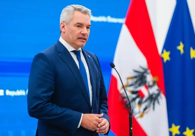 Vier Punkte für eine schärfere Bekämpfung des Terrors präsentierte Bundeskanzler Karl Nehammer am Dienstag abends im Parlament anlässlich der Beratungen des Nationalen Sicherheitsrates. Bild: Florian Schröttter