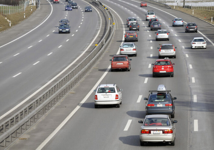 Der Autoverkehr muss schrittweise klimafreundlicher werden, bei Neuzulassung von Verbrennermotoren ab 2035 klimaneutral. Foto: pixelio.de/Kurt Michel