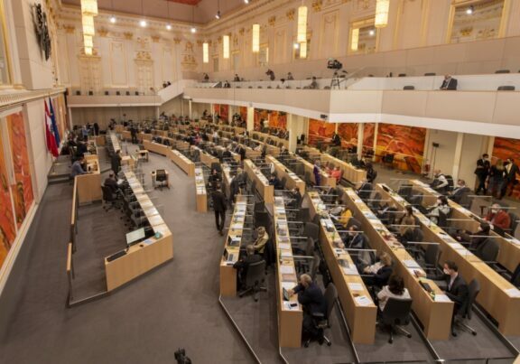 Dutzende Beschlüsse fasste der Nationalrat am Mittwoch und Donnerstag, zahlreiche galten den Corona-Hilfen. Foto: Parlamentsdirektion / Raimund Appel