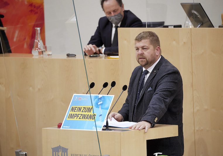 FP-Bundesrat Andreas Arthur Spanring sorgte mit einem "Impf Heil"-Sager für aufsehen. Foto: Parlamentsdirektion / Thomas Topf