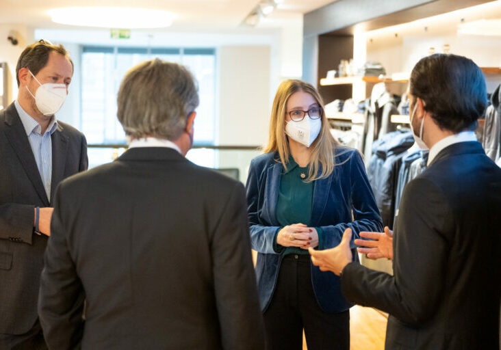 Wirtschaftsministerin Schramböck bei einem Lokalaugenschein in Wien zur Eröffnung des Handels, Foto: BMDW