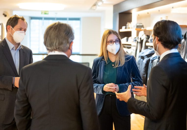 Wirtschaftsministerin Schramböck bei einem Lokalaugenschein in Wien zur Eröffnung des Handels, Foto: BMDW