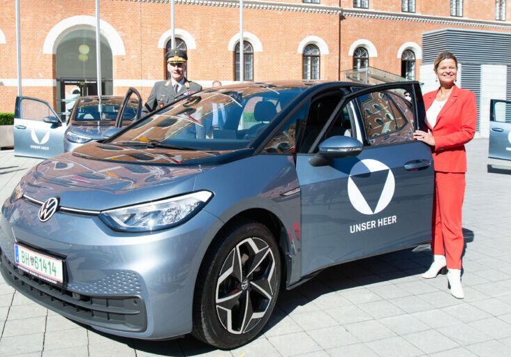 Verteidigungsministerin Klaudia Tanner: Elektro-Mobilität im Heer für übliche Fahrten. Foto: BMLV