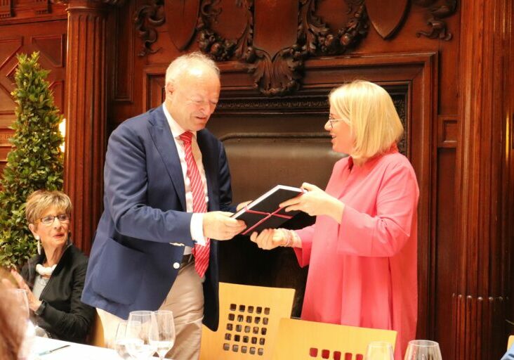 Geschenk zum 80er: Andreas Khol erhält einen Band an Korrespondenzen und Konzepten, mit Gratulation der Direktorin der Politischen Akademie, Bettina Rausch; Foto: PolAk