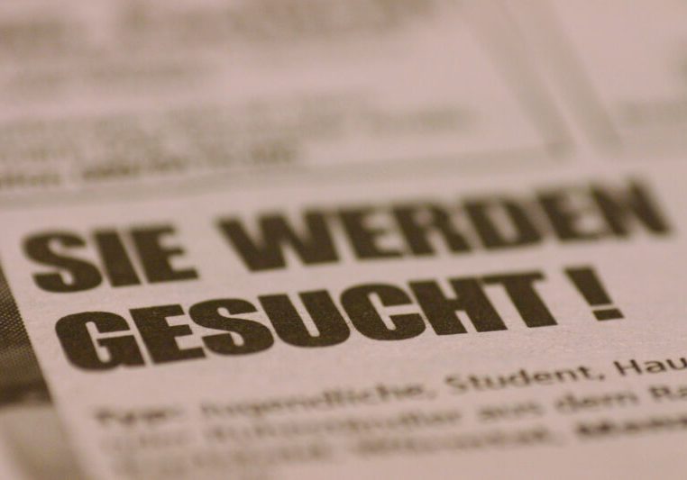 Die Arbeitslosigkeit ist unter dem Vorkrisen-Niveau, die Unternehmen suchen Mitarbeiterinnen und Mitarbeiter. Foto: pixelio / Markus Hein