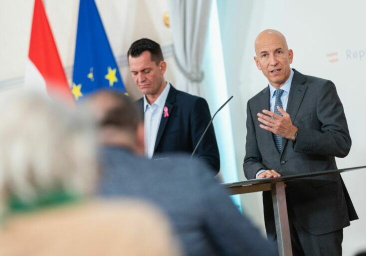 Arbeitsminister Martin Kocher (ÖVP, re) und Gesundheitsminister Wolfgang Mückstein (Grüne, li.) präsentieren die 3G-Regel für Arbeitsplätze. Foto: BKA/Schrötter