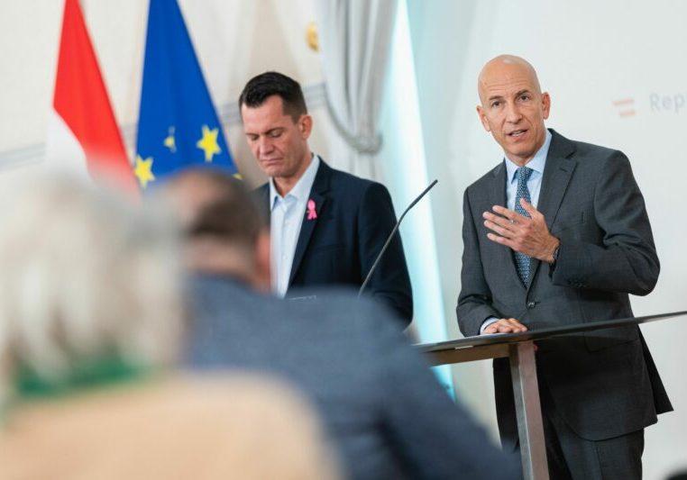 Arbeitsminister Martin Kocher (ÖVP, re) und Gesundheitsminister Wolfgang Mückstein (Grüne, li.) präsentieren die 3G-Regel für Arbeitsplätze. Foto: BKA/Schrötter