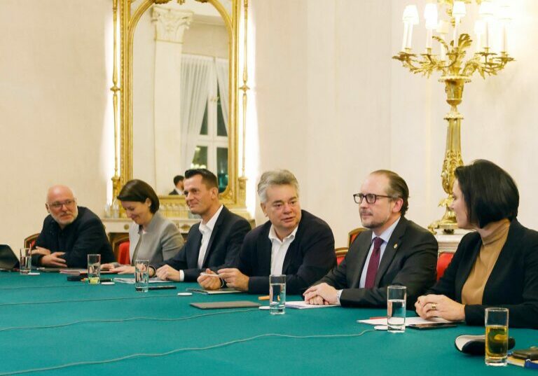 Corona-Gipfel im Bundeskanzleramt (v.r.): Tourismusministerin Köstinger, Bundeskanzler Schallenberg, Vizekanzler Kogler, Gesundheitsminister Mückstein. Foto: Bka, Dragan Tatic