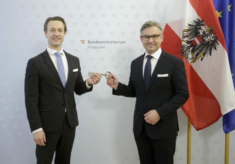 Amtsübergabe im Finanzressort: Gernot Blümel übergibt symbolisch den historischen Schlüssel an Magnus Brunner. Foto: BMF
