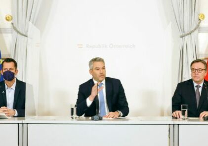 Sicherheitsmaßnahmen bleiben, Lockdown endet für Geimpfte und nach Regionen und Branchen unterschiedlich ab 12. Dezember: Pressefoyer mit Bundeskanzler Karl Nehammer (M.) und (v.r.n.l.) Wissenschaftlerin Eva Schernhammer, Tirols Landeshauptmann Günther Platter, Gesundheitsminister Wolfgang Mückstein und Wiens Bürgermeister Michael Ludwig. Foto: BKA, Dragan Tatic