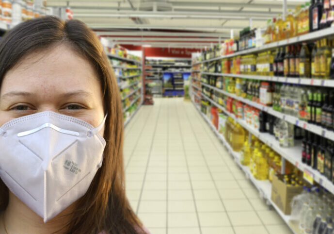 In Supermärkten und im lebensnotwendigen Handel und öffentlichen Verkehrsmitteln sowie Pflegeheimen bleibt es bei der Maskenpflicht, die ansonsten ab Ostersonntag gelockert wird. Foto: pixelio-fotoart/Thommy Weiss