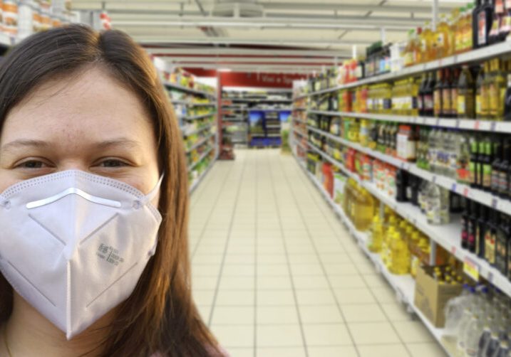 In Supermärkten und im lebensnotwendigen Handel und öffentlichen Verkehrsmitteln sowie Pflegeheimen bleibt es bei der Maskenpflicht, die ansonsten ab Ostersonntag gelockert wird. Foto: pixelio-fotoart/Thommy Weiss