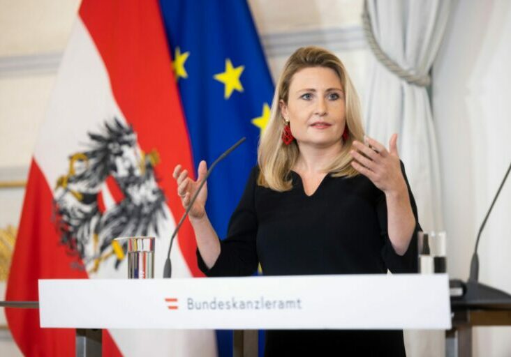 Medienministerin Susanne Raab: Mehr Förderung für Medien, mehr Transparenz bei den Inseraten. Foto: Bka/Christopher Dunker