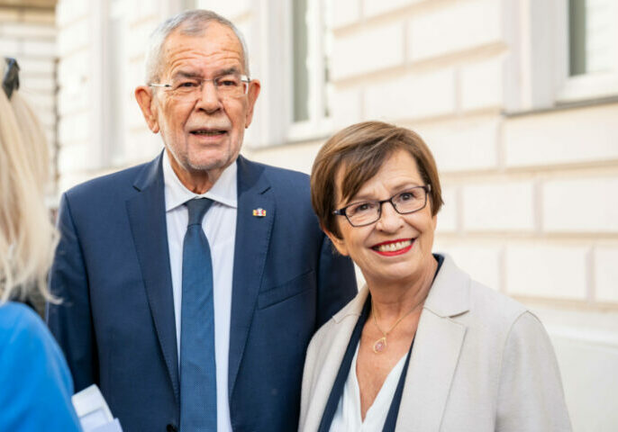 Bundespräsident Alexander Van der Bellen und seine Frau, Doris Schmidauer, am Sonntag vor der Stimmabgabe. Foto: Imago / Isabelle Ouvrard