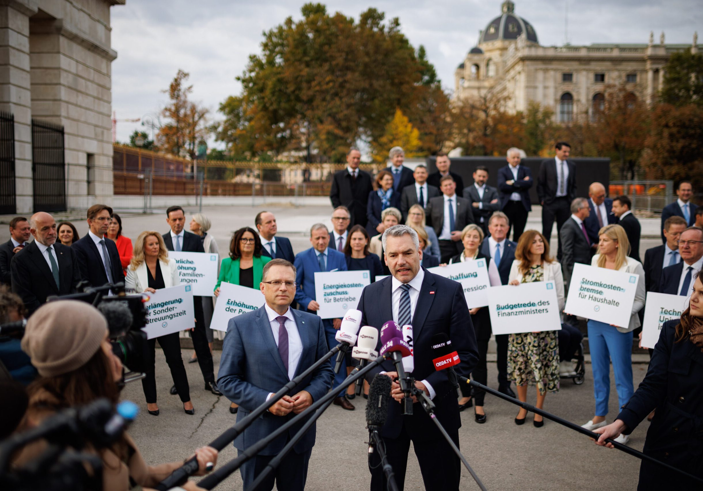 Budget der Sicherheit: Bundeskanzler Nehammer und Klubobmann Wöginger im Oktober vor der Budgetdebatte. Foto: Richard Glaser