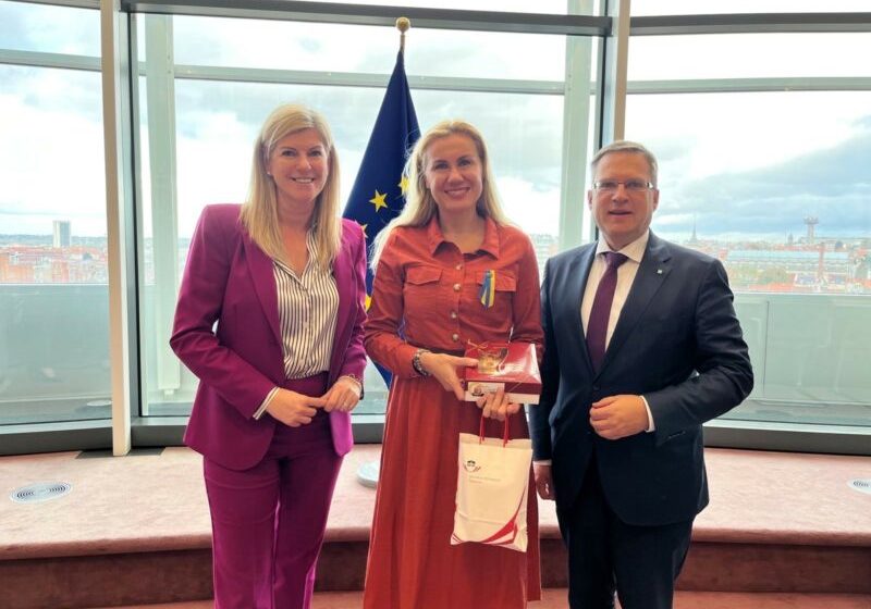 Energiepreise senken, Versorgung sichern: ÖVP-Energiesprecherin Tanja Graf (l.) und ÖVP-Klubobmann August Wöginger bei Energie-Kommissarin Kadri Simson. Foto: Zur-Sache
