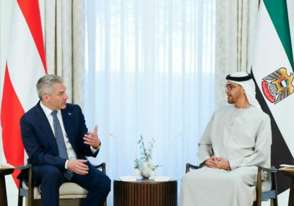 Bundeskanzler Karl Nehammer im Gespräch mit Präsident Sheikh Mohamed Bin Zayed Alnahyan. Foto: Bka/Dragan Tatic