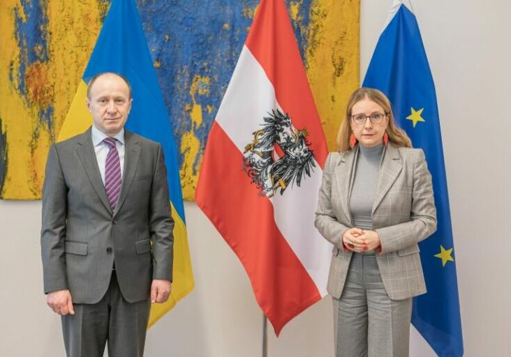Wirtschaftsministerin Margarete Schramböck trifft den ukrainischen Botschafter Vasyl Khymynets. Foto: BMDW