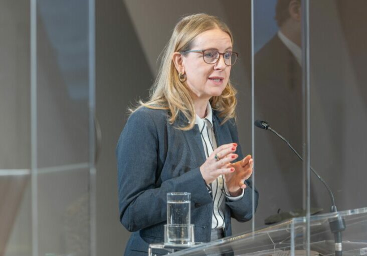 "Die Sanktionen werden Russland ins Mark treffen." Wirtschaftsministerin Margarete Schramböck. Foto: Enzo Holey/BMDW