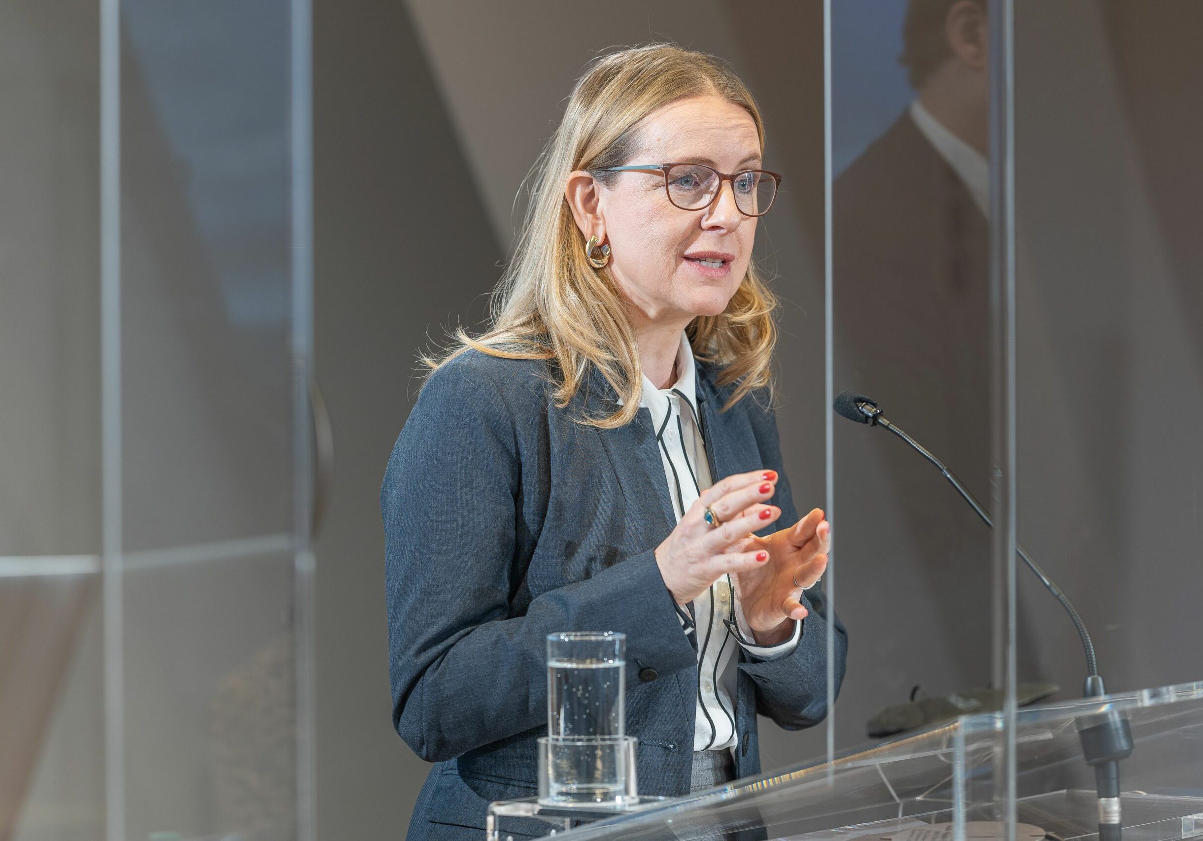 "Die Sanktionen werden Russland ins Mark treffen." Wirtschaftsministerin Margarete Schramböck. Foto: Enzo Holey/BMDW