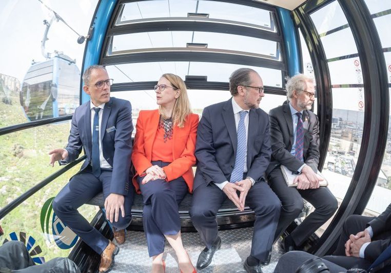 Dienstag und Mittwoch reisten Wirtschaftsministerin Margarete Schramböck und Außenminister Alexander Schallenberg zu Arbeitstreffen nach Israel. Dort wurde eine Seilbahn vom Vorarlberger Hersteller Doppelmayr vorgestellt. Foto: Holey
