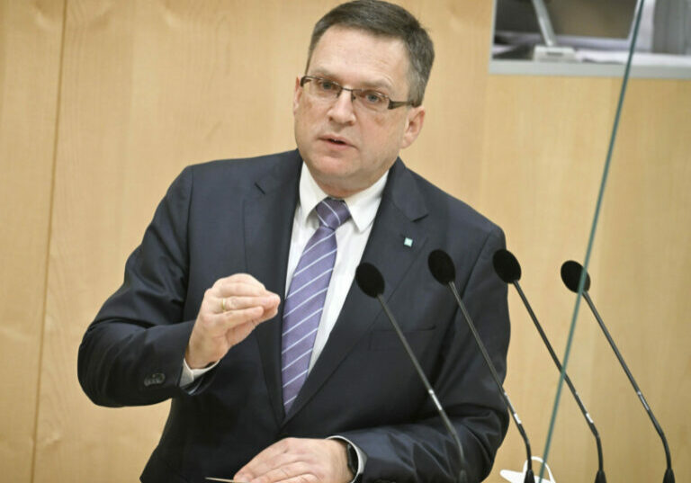 ÖVP-Klubobmann August Wöginger greift den Vorschlag von WIFO-Chef Felbermayr auf. Ein Stromrechnungsdeckel soll geprüft und berechnet werden. Foto: Parlamentsdirektion / Johannes Zinner